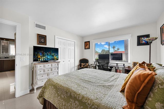 374 Lakeview Drive 204, Weston, FL 33326
