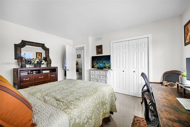 374 Lakeview Drive 204, Weston, FL 33326
