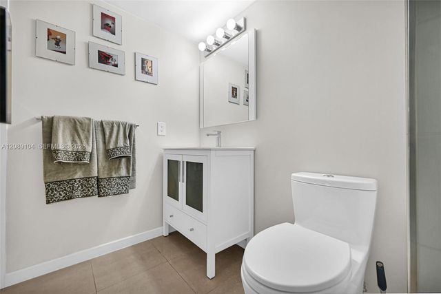 374 Lakeview Drive 204, Weston, FL 33326