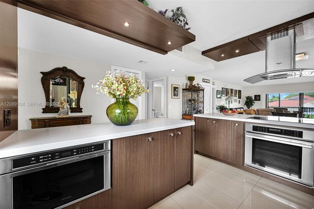 374 Lakeview Drive 204, Weston, FL 33326