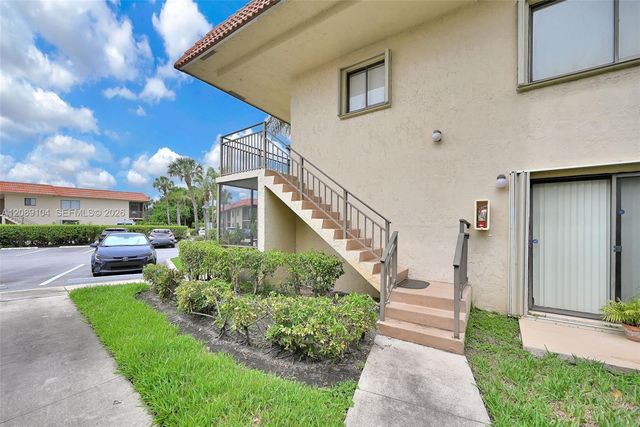 374 Lakeview Drive 204, Weston, FL 33326