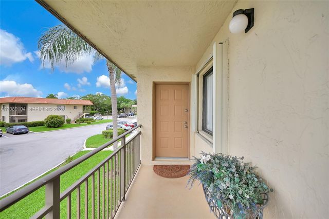 374 Lakeview Drive 204, Weston, FL 33326