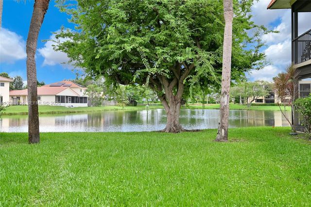374 Lakeview Drive 204, Weston, FL 33326