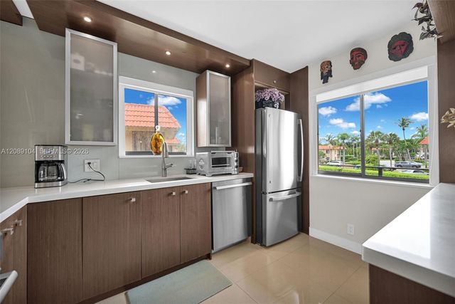 374 Lakeview Drive 204, Weston, FL 33326
