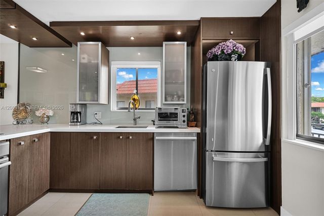 374 Lakeview Drive 204, Weston, FL 33326