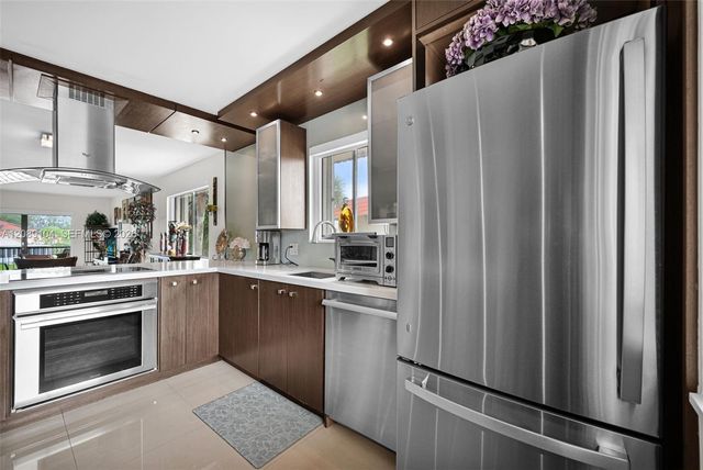 374 Lakeview Drive 204, Weston, FL 33326