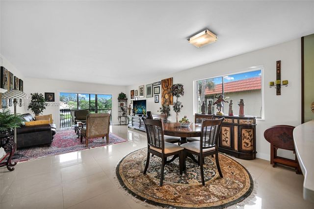 374 Lakeview Drive 204, Weston, FL 33326
