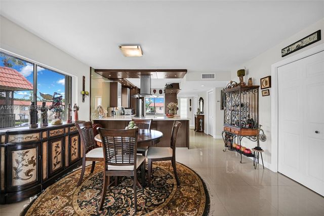 374 Lakeview Drive 204, Weston, FL 33326