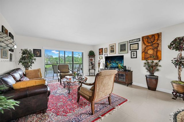 374 Lakeview Drive 204, Weston, FL 33326