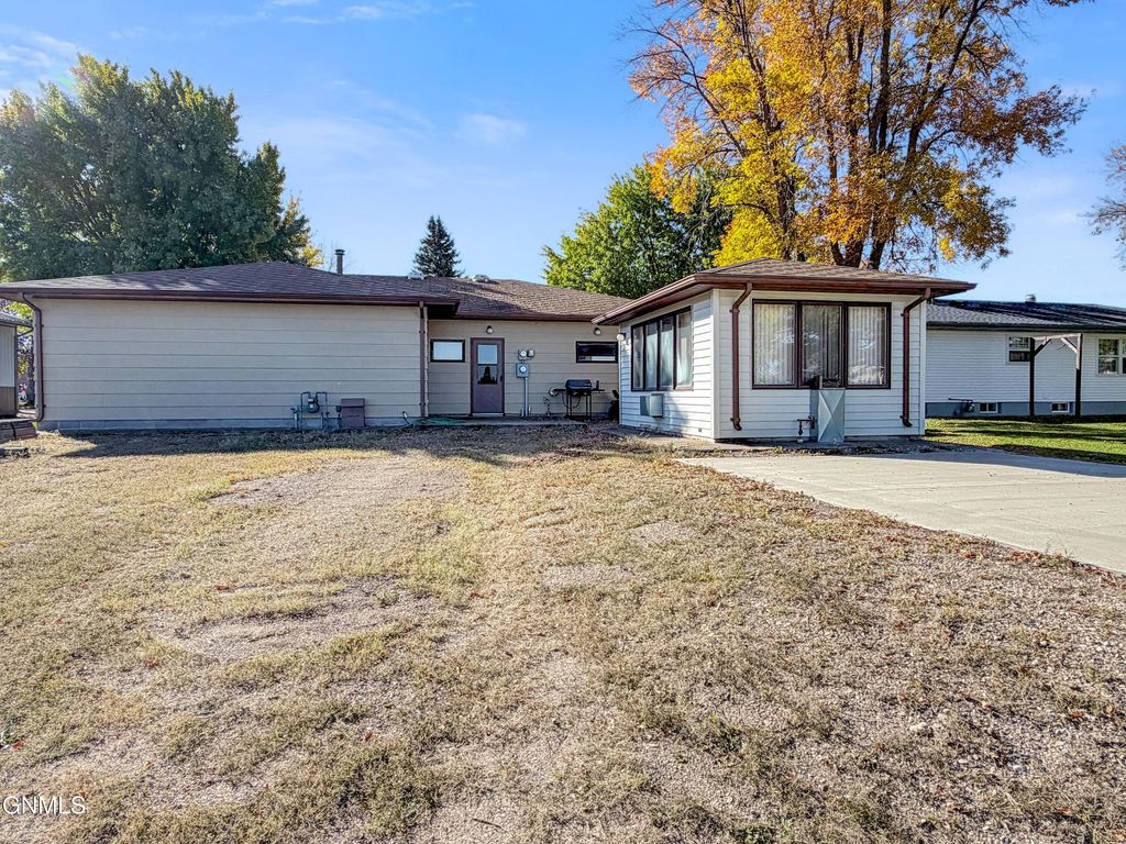 155 2nd Street N, Carrington, ND 58421 photo 2