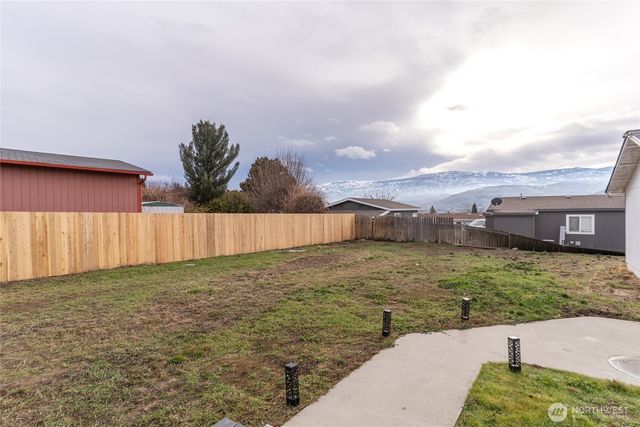 652 S Larch Avenue, East Wenatchee, WA 98802