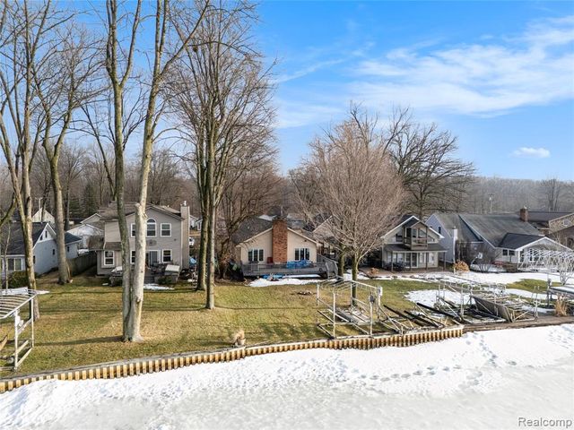 3188 Ponemah Drive, Fenton, MI 48430