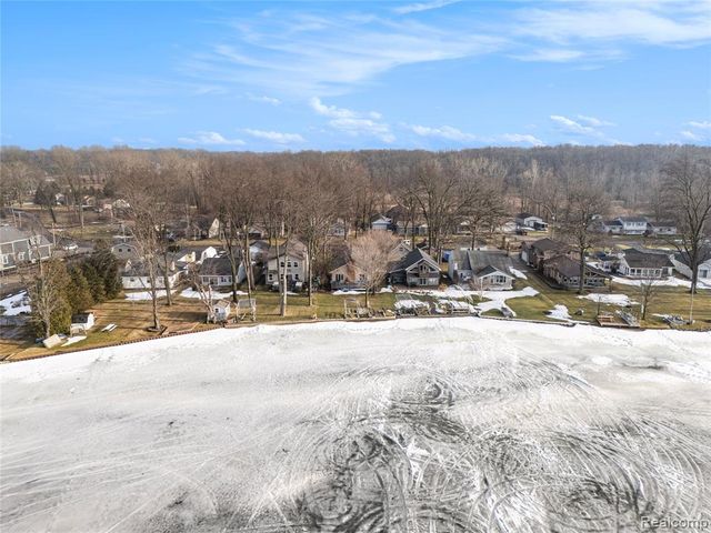 3188 Ponemah Drive, Fenton, MI 48430