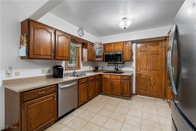 3885 Hugh Street NW, Uniontown, OH 44685