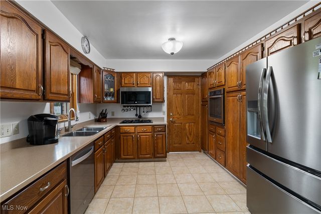 3885 Hugh Street NW, Uniontown, OH 44685