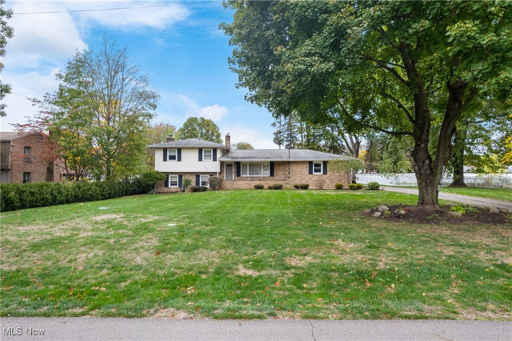 3885 Hugh Street NW, Uniontown, OH 44685