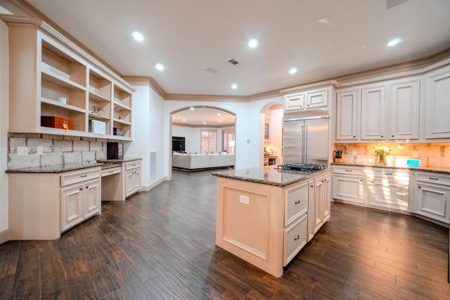 60 Champion Villa Drive, Houston, TX 77069