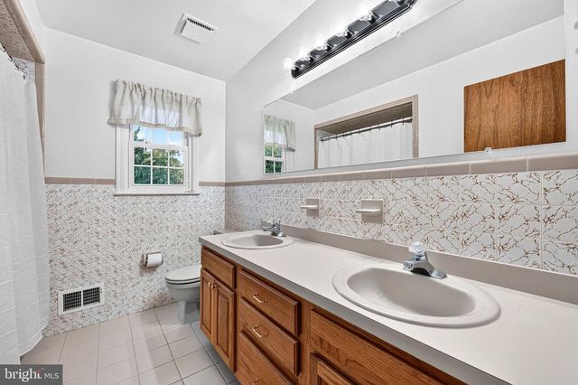 41 WOLFPACK RD, Hamilton, NJ 08619