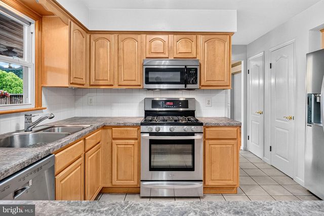 41 WOLFPACK RD, Hamilton, NJ 08619