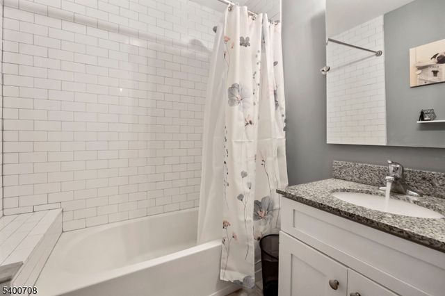 4 Gregg Ct, Newton Town, NJ 07860