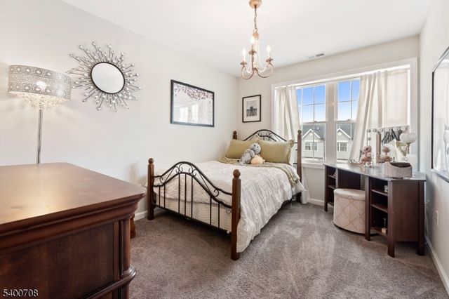 4 Gregg Ct, Newton Town, NJ 07860