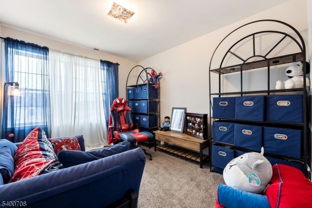 4 Gregg Ct, Newton Town, NJ 07860