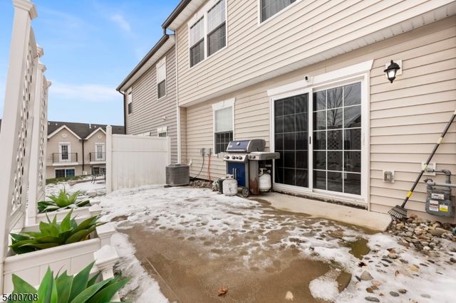 4 Gregg Ct, Newton Town, NJ 07860