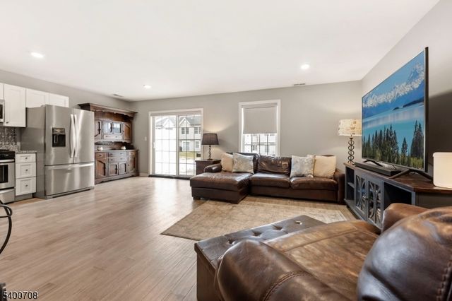 4 Gregg Ct, Newton Town, NJ 07860