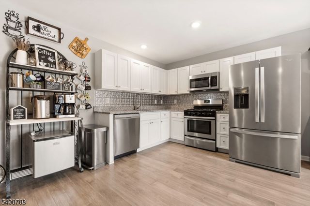 4 Gregg Ct, Newton Town, NJ 07860