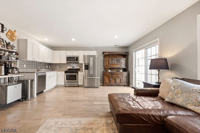 4 Gregg Ct, Newton Town, NJ 07860