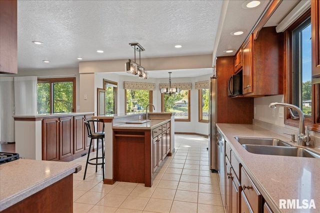 12 WEDGEWOOD Court, Taylorville, IL 62568