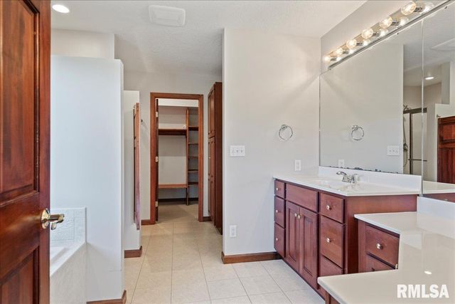 12 WEDGEWOOD Court, Taylorville, IL 62568