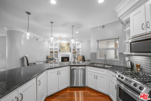 850 N Croft Avenue 203, Los Angeles, CA 90069