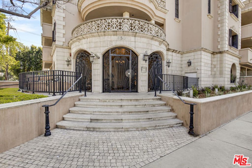 850 N Croft Avenue 203, Los Angeles, CA 90069