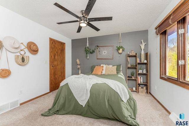 2305 E Harriet Lea, Sioux Falls, SD 57103