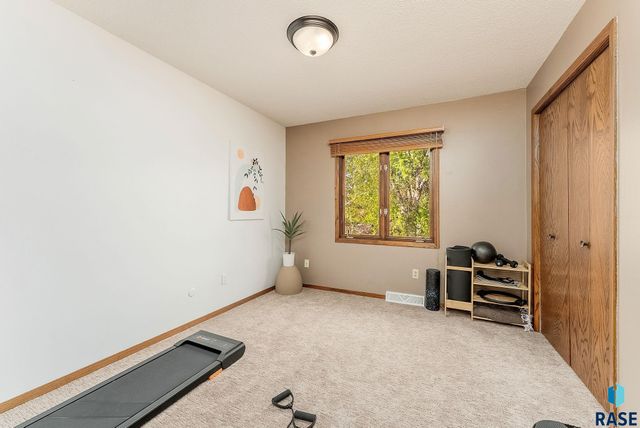 2305 E Harriet Lea, Sioux Falls, SD 57103