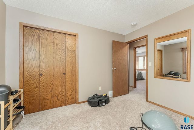 2305 E Harriet Lea, Sioux Falls, SD 57103