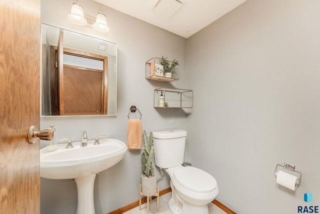 2305 E Harriet Lea, Sioux Falls, SD 57103