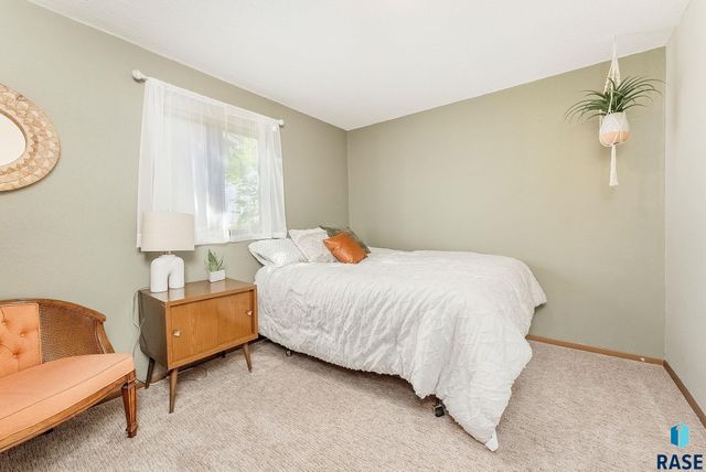 2305 E Harriet Lea, Sioux Falls, SD 57103