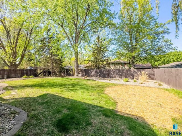 2305 E Harriet Lea, Sioux Falls, SD 57103