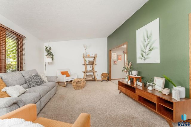 2305 E Harriet Lea, Sioux Falls, SD 57103