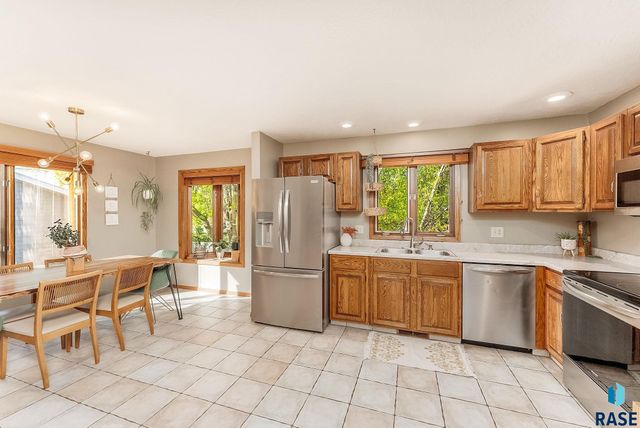 2305 E Harriet Lea, Sioux Falls, SD 57103