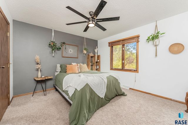 2305 E Harriet Lea, Sioux Falls, SD 57103