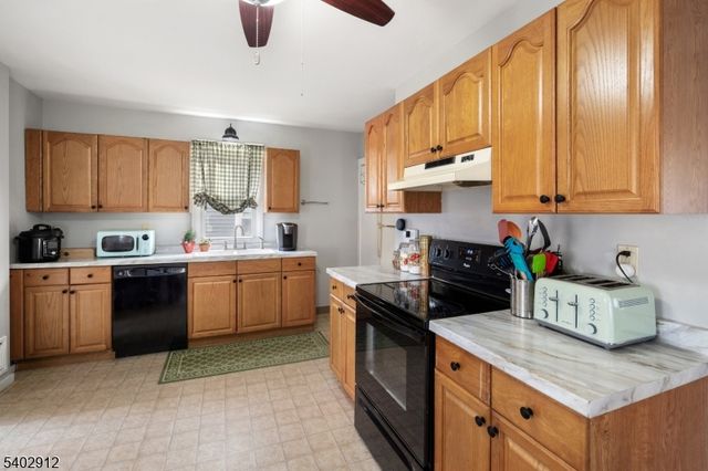 89 Trinity St, Newton Town, NJ 07860