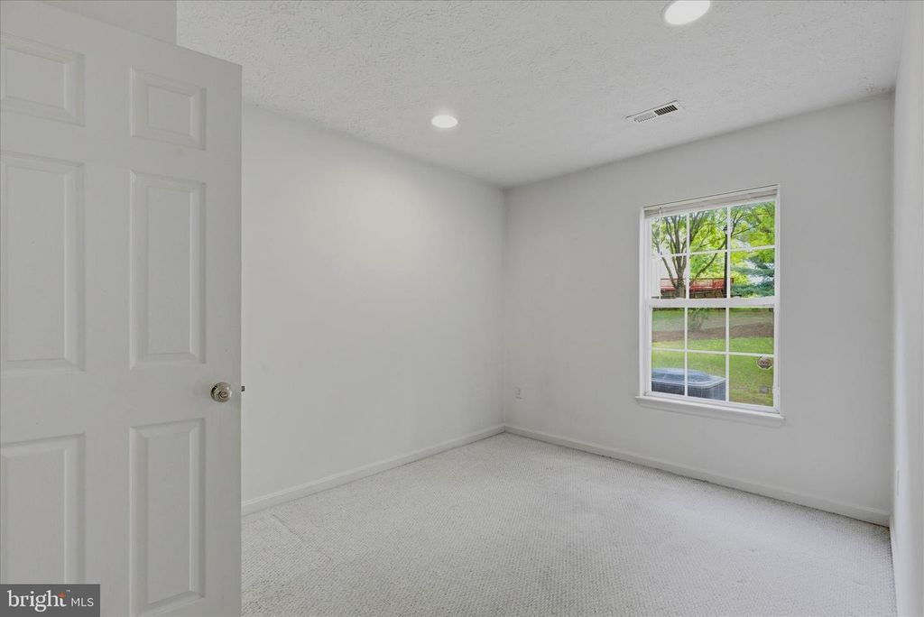 Image 10 of property listing at 4301 LAVENDER LN, Bowie, MD 20720