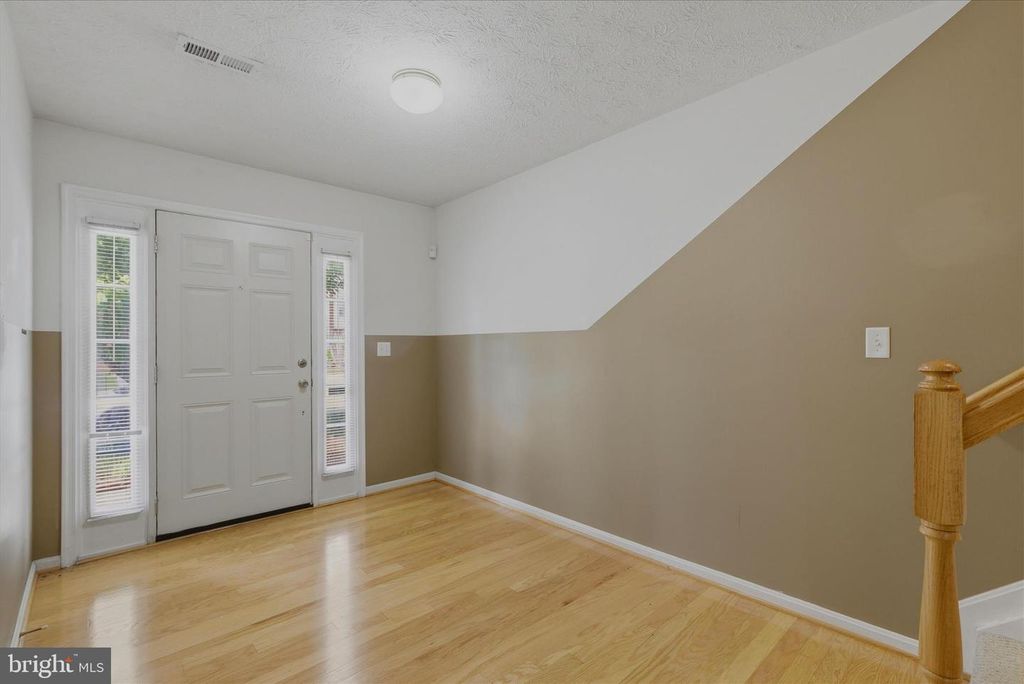 Image 5 of property listing at 4301 LAVENDER LN, Bowie, MD 20720
