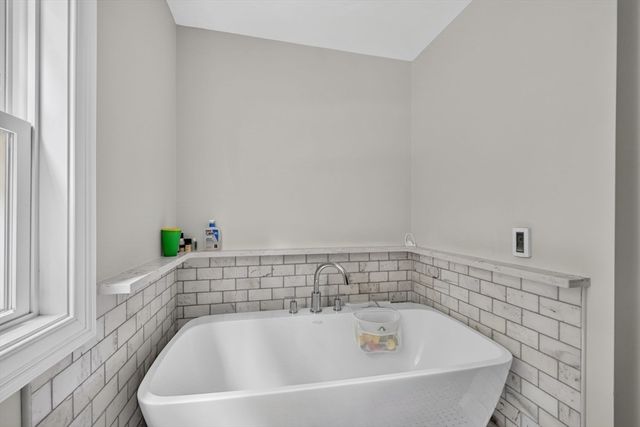 6 Ida Way, Freetown, MA 02702