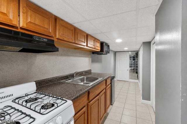 90 Manchester Ave, Paterson City, NJ 07502