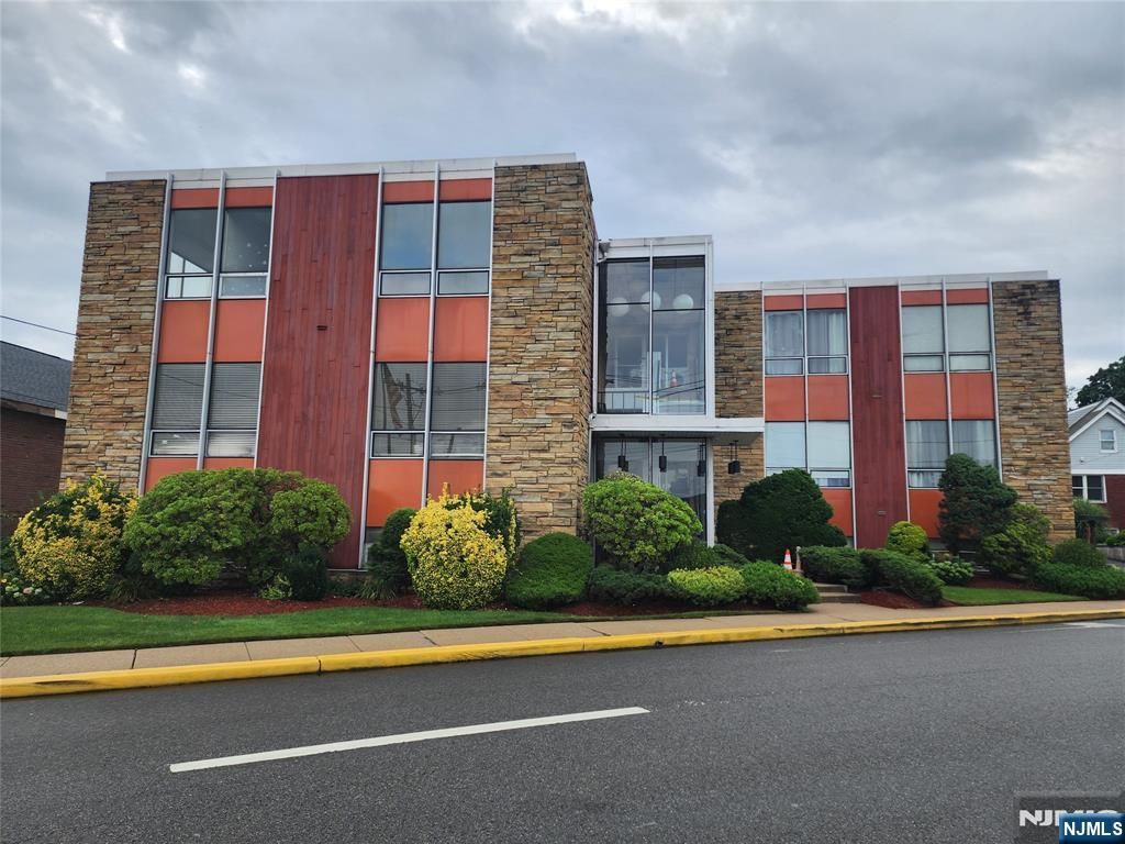 10 Stuyvesant Avenue 2, Lyndhurst, NJ 07071