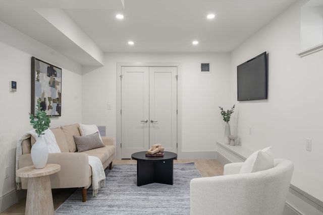 10-12 Clyde Rd 1, Watertown, MA 02472